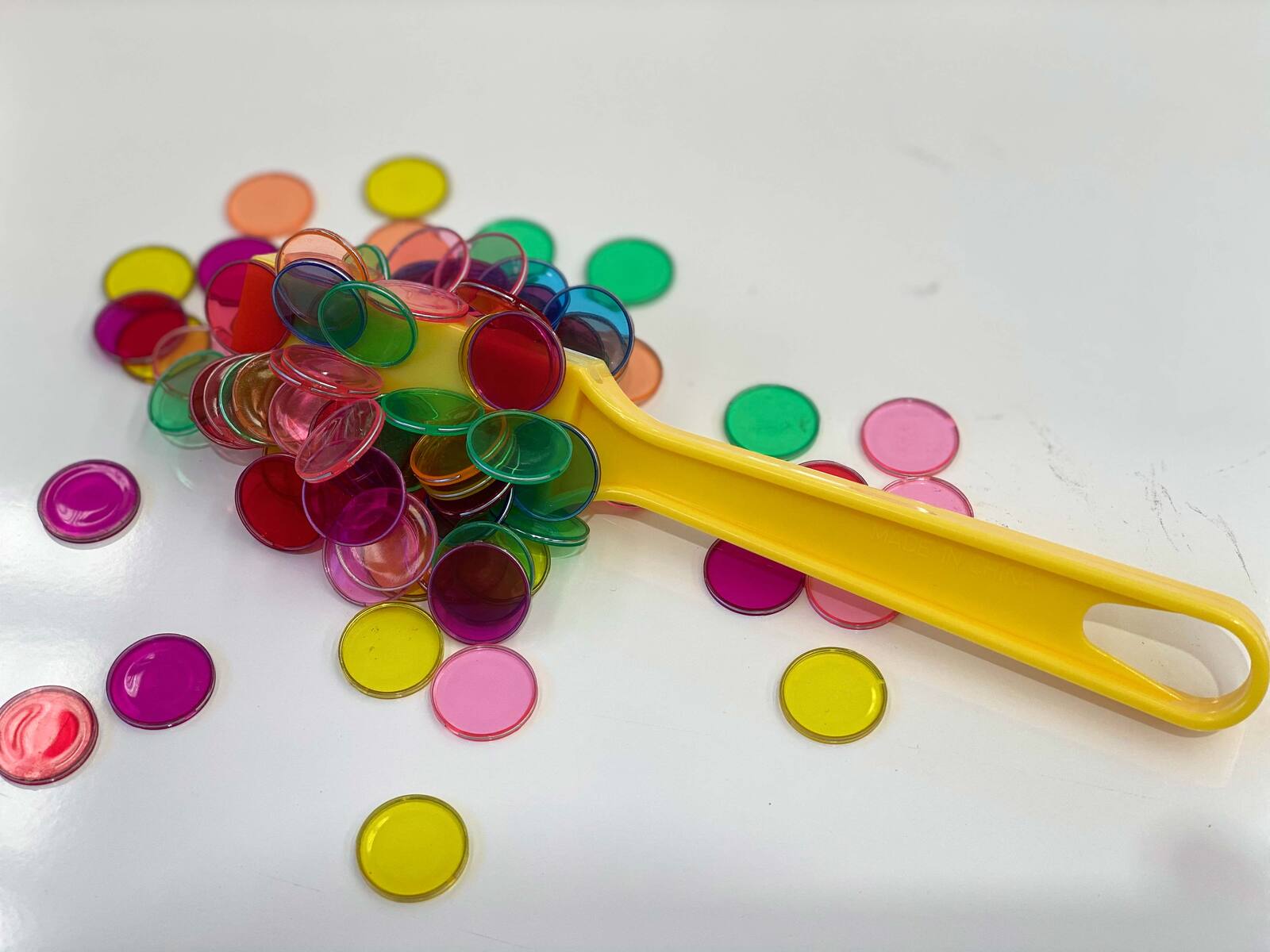 Popular Playthings - Magnetic Wand 8" plus 100 Chips